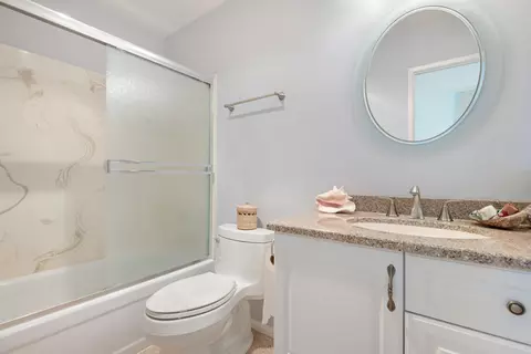 Bath - 130 Ash Ave #10, Carpinteria, CA 93013 photo 1 of 1