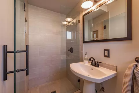 Bath - 351 Sunset Ave, Oak View, CA 93022 photo 1 of 3