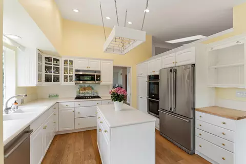 Kitchen - 6861 Aviano Dr, Camarillo, CA 93012 photo 5 of 7