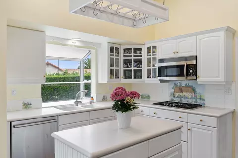 Kitchen - 6861 Aviano Dr, Camarillo, CA 93012 photo 3 of 7
