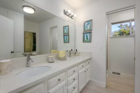 Bath - 4485 Mesa Ln, Carpinteria, CA 93013 photo 1 of 3