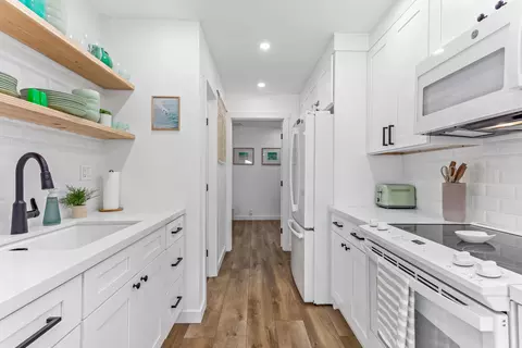 Kitchen - 4902 Sandyland Rd #134, Carpinteria, CA 93013 photo 2 of 3