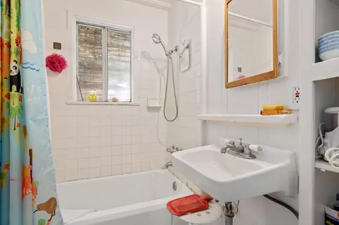Bath - 1090 Vallecito Rd, Carpinteria, CA 93013 photo 1 of 1