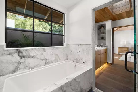 Bath - 734 El Rancho Rd, Montecito, CA 93108 photo 2 of 3