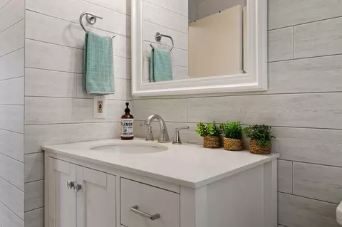 Bath - 625 Central Ave #B, Buellton, CA 93427 photo 2 of 2