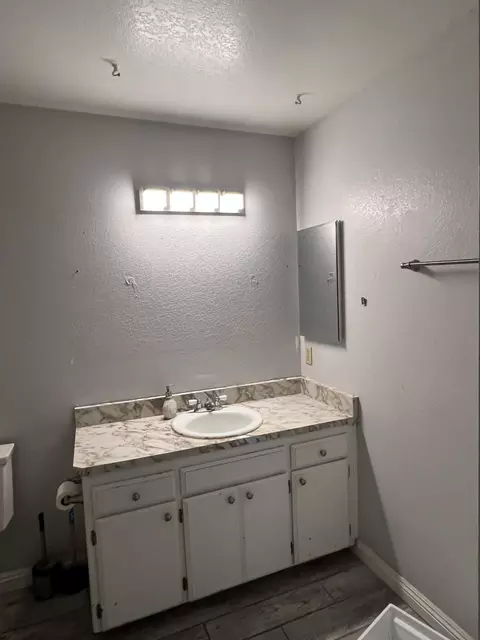 Bath - 905 W Cypress Ave, Lompoc, CA 93436 photo 1 of 1
