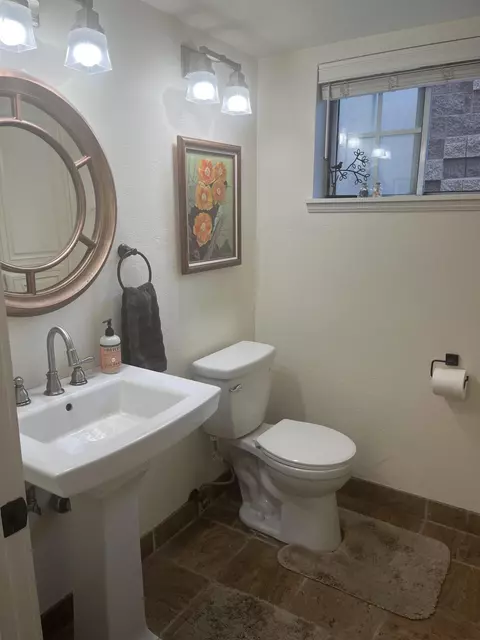 Bath - 4264 Carpinteria Ave #5, Carpinteria, CA 93013 photo 1 of 3