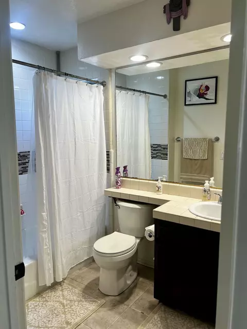 Bath - 4264 Carpinteria Ave #5, Carpinteria, CA 93013 photo 2 of 3