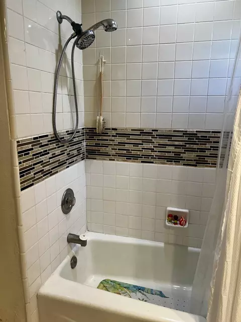Bath - 4264 Carpinteria Ave #5, Carpinteria, CA 93013 photo 3 of 3