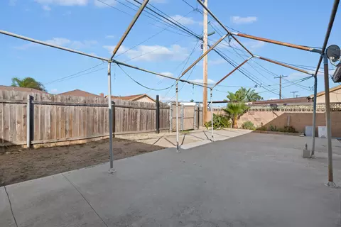 Exterior - 901 W Olive St, Oxnard, CA 93033 photo 3 of 4