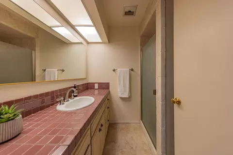 Bath - 2027 Burnham Rd, Ojai, CA 93023 photo 2 of 2