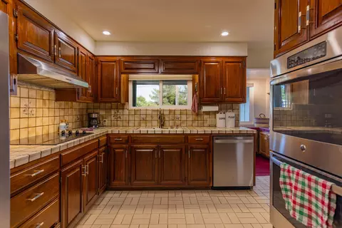 Kitchen - 2027 Burnham Rd, Ojai, CA 93023 photo 1 of 2