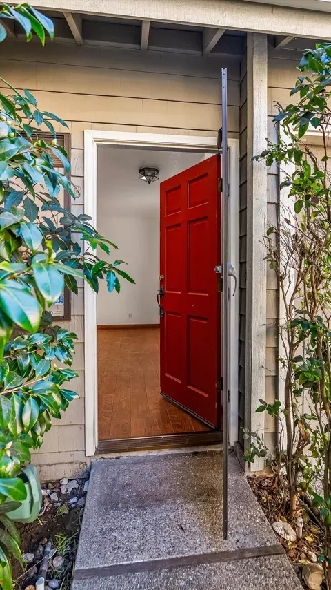 522 W Victoria St #B, Santa Barbara, CA 93101