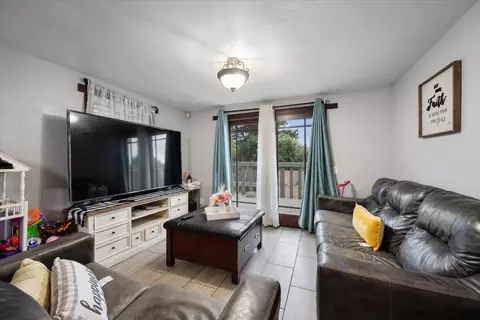 Living - 524 Avalon St, Lompoc, CA 93436 photo 2 of 3