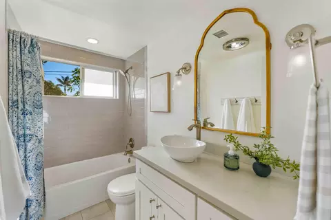 Bath - 138 Serafin Way, Carpinteria, CA 93013 photo 2 of 2