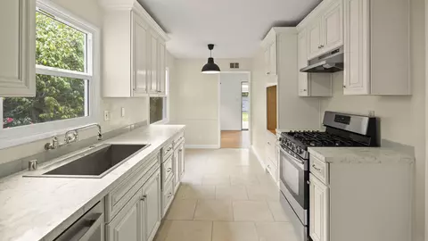 Kitchen - 954 Concha Loma Dr, Carpinteria, CA 93013 photo 1 of 2