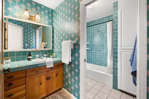 Bath - 3180 Serena Ave, Carpinteria, CA 93013 photo 2 of 4
