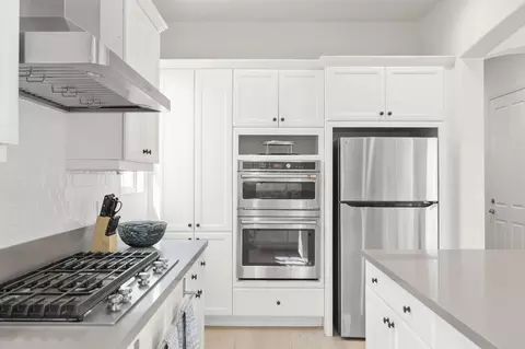 Kitchen - 2339 Nicklaus St, Oxnard, CA 93036 photo 3 of 5