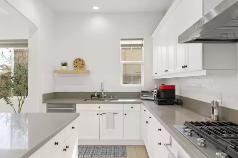 Kitchen - 2339 Nicklaus St, Oxnard, CA 93036 photo 4 of 5
