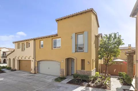 Exterior - 2339 Nicklaus St, Oxnard, CA 93036 photo 2 of 12
