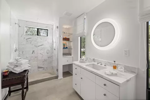 Bath - 448 Court Pl, Montecito, CA 93108 photo 4 of 5