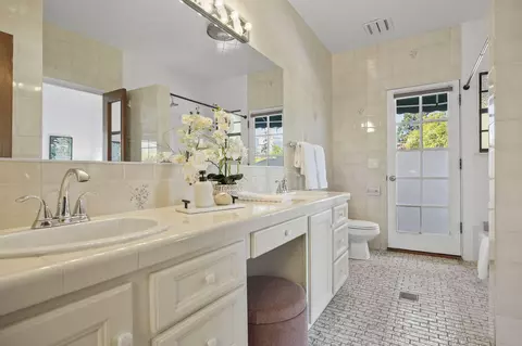 Bath - 1532 State St #E, Santa Barbara, CA 93101 photo 2 of 4