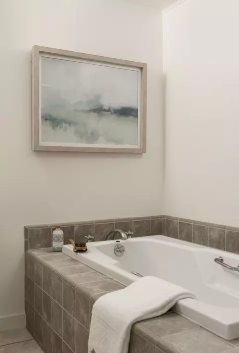 Bath - 3182 Serena Ave, Carpinteria, CA 93013 photo 2 of 3
