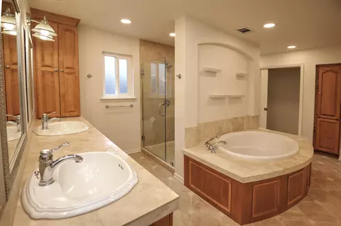 Bath - 2124 Creekside Dr, Solvang, CA 93463 photo 3 of 4