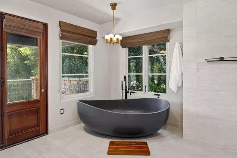 Bath - 330 E Mountain Dr, Montecito, CA 93108 photo 4 of 7