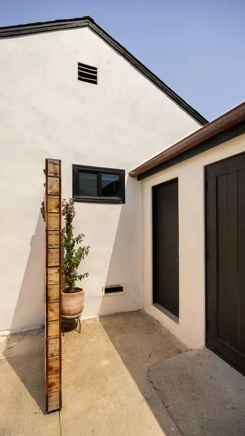 Exterior - 10861090 Elm Ln, Carpinteria, CA 93013 photo 5 of 10