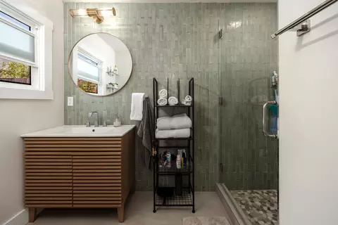 Bath - 10861090 Elm Ln, Carpinteria, CA 93013 photo 1 of 2