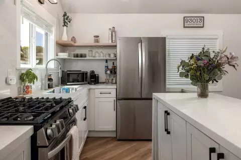 Kitchen - 10861090 Elm Ln, Carpinteria, CA 93013 photo 4 of 4