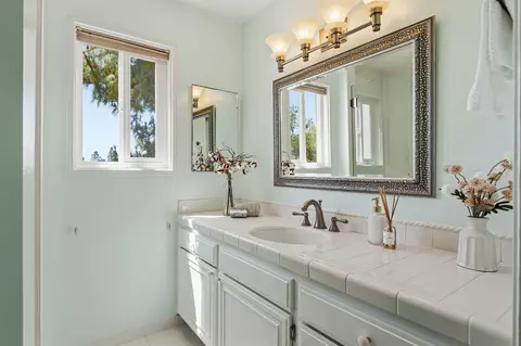 Bath - 1032 Fairway Rd, Montecito, CA 93108 photo 2 of 3
