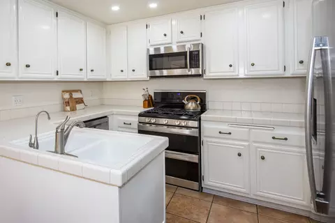 Kitchen - 4852 Sawyer Ave, Carpinteria, CA 93013 photo 2 of 2