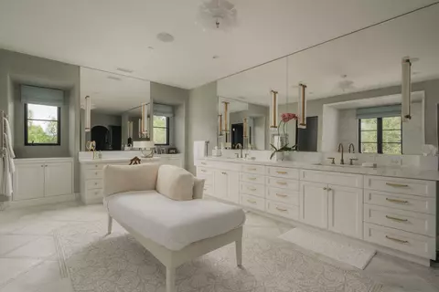 Bath - 1475 E Mountain Dr, Montecito, CA 93108 photo 2 of 4