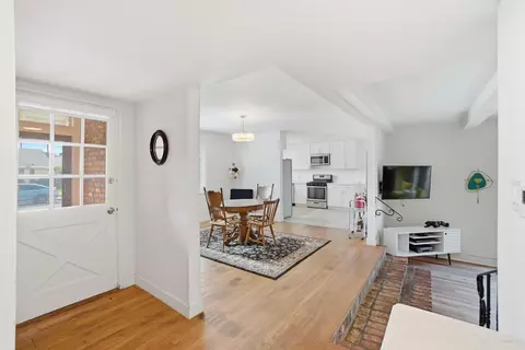 Entry Way - 700 N M St, Oxnard, CA 93030 photo 2 of 3
