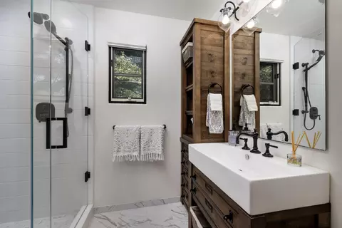 Bath - 195 Sheffield Dr, Montecito, CA 93108 photo 4 of 6
