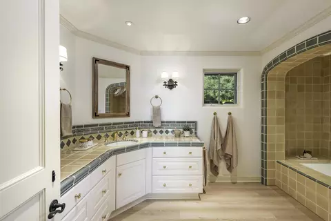 Bath - 869 Knollwood Dr, Montecito, CA 93108 photo 2 of 2