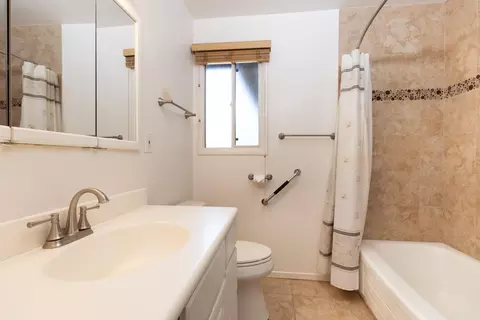 Bath - 4801 Nipomo Dr, Carpinteria, CA 93013 photo 2 of 3