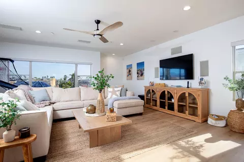 Living - 815 Mandalay Beach Rd, Oxnard, CA 93035 photo 2 of 2