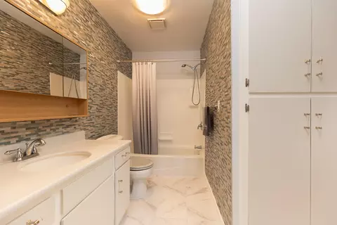 Bath - 4407 Catlin Cir UNIT B, Carpinteria, CA 93013 photo 3 of 3