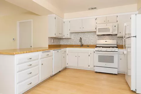 Kitchen - 4407 Catlin Cir UNIT B, Carpinteria, CA 93013 photo 2 of 2