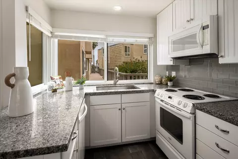 Kitchen - 4700 Sandyland Rd UNIT 54, Carpinteria, CA 93013 photo 2 of 3