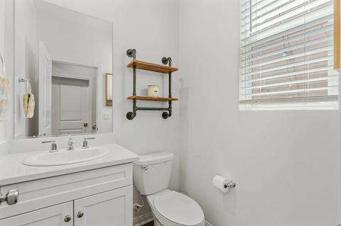 Bath - 2072 Harvest Loop, Santa Paula, CA 93060 photo 3 of 3