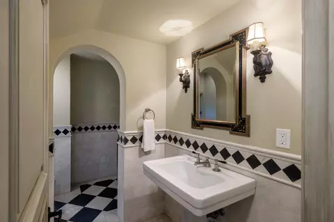 Bath - 1130 Garden Ln, Montecito, CA 93108 photo 4 of 8