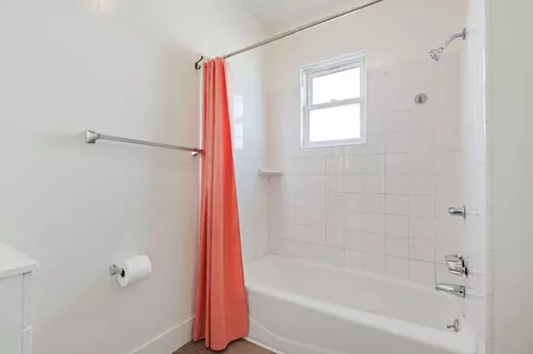 Bath - 4633 9th St, Carpinteria, CA 93013 photo 1 of 3
