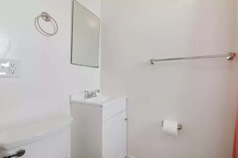 Bath - 4633 9th St, Carpinteria, CA 93013 photo 2 of 3