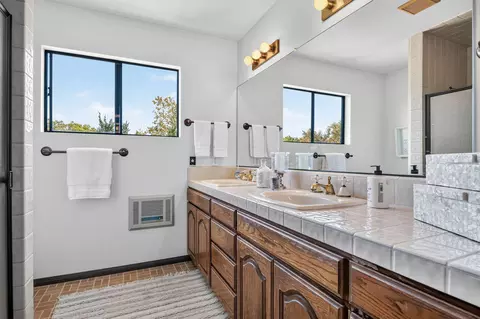 Bath - 1663 Shepard Mesa Ln, Carpinteria, CA 93013 photo 2 of 2
