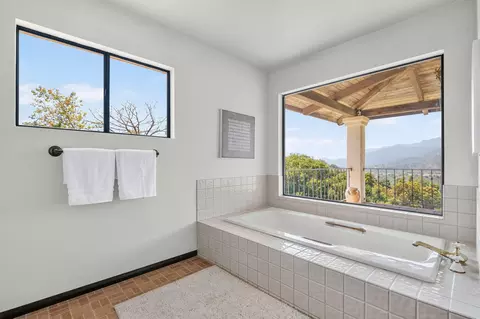 Bath - 1663 Shepard Mesa Ln, Carpinteria, CA 93013 photo 1 of 2
