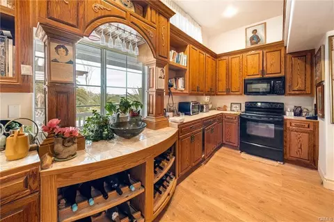 Kitchen - 6685 El Pomar Dr, Templeton, CA 93465 photo 2 of 2